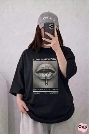 Oversized Drop Shoulder Graphic T-Shirt – Black Lips Frame Print