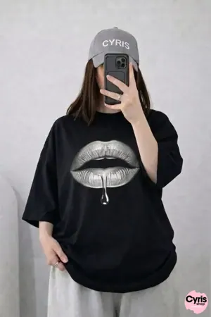 Oversized Drop Shoulder Graphic T-Shirt – Black Lips Print