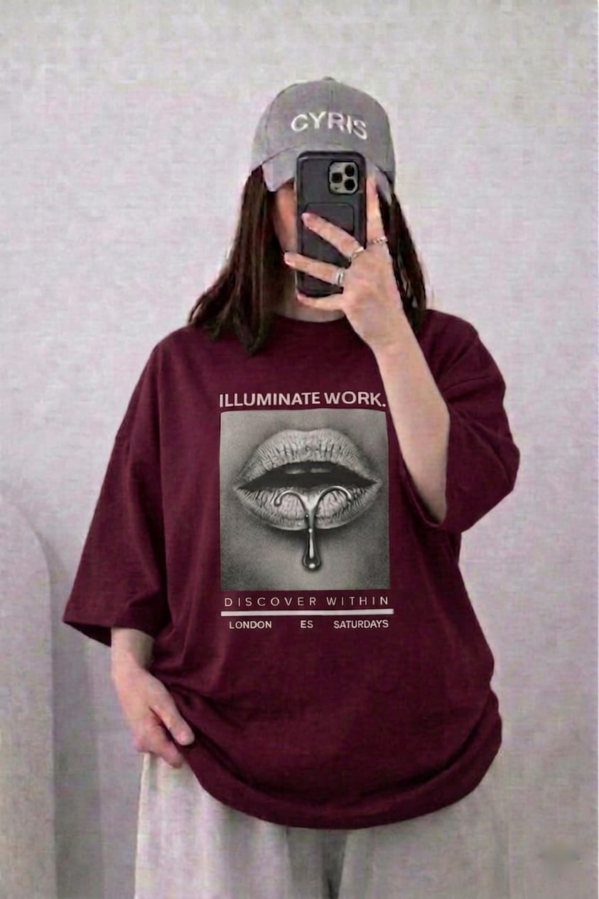 Oversized Drop Shoulder Graphic T-Shirt – Dark Maroon Lips Frame Print