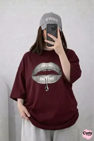 Oversized Drop Shoulder Graphic T-Shirt – Maroon Lips Print